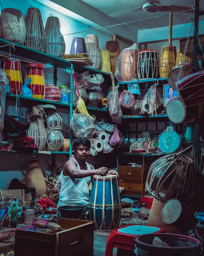 Artesano ajustando un tambor hecho a mano en un taller de instrumentos de percusión